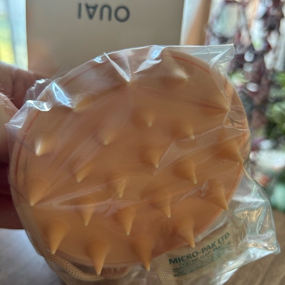 NWT Oaui scalp massager, hair wash massager for shower / peach color - Picture 2 of 4